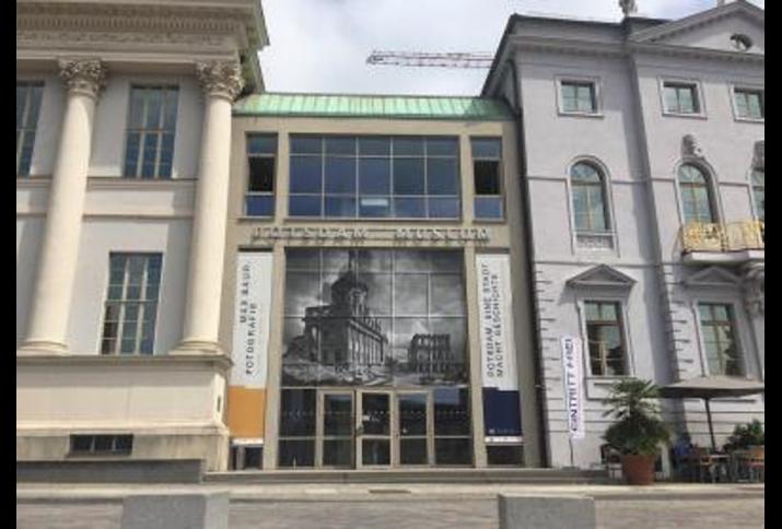 Foto: Fassade des Potsdam Museums gekleidet in eine Max Baur Fotografie des alten Potsdams