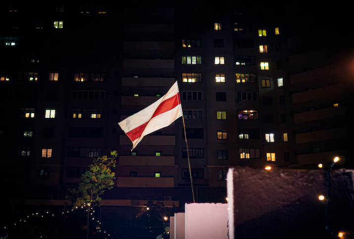 Flagge der belarusischen Opppsition in der Nacht