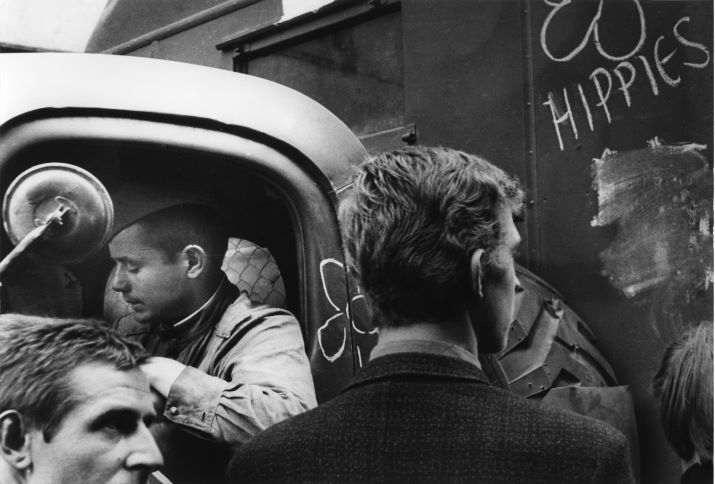 Menschen vor einem Militärfahrzeug und Hippie-Graffiti bei der Besetzung Prags 1968