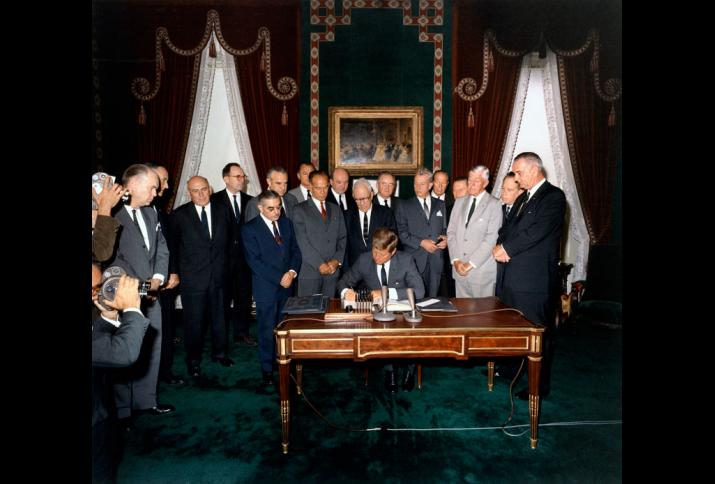 President Kennedy signs the Limited Nuclear Test Ban Treaty, 7. Oktober 1963. 