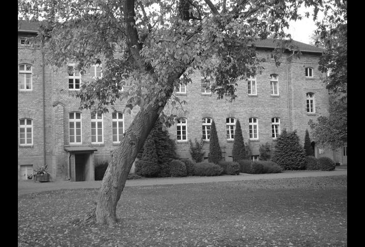 Schwarz-Weiße Außenansicht des Das ehemaligen Tötungsgebäudes der Anstalt in Bernburg, 3. April 2006.