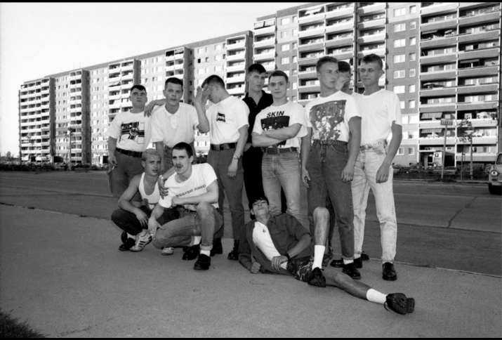 Skinheads vor Plattenbau in Berlin Marzahn 