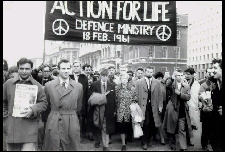 Bertrand Russell & his wife Edith Russell lead anti-nuclear march, 18. Februar 1961 
