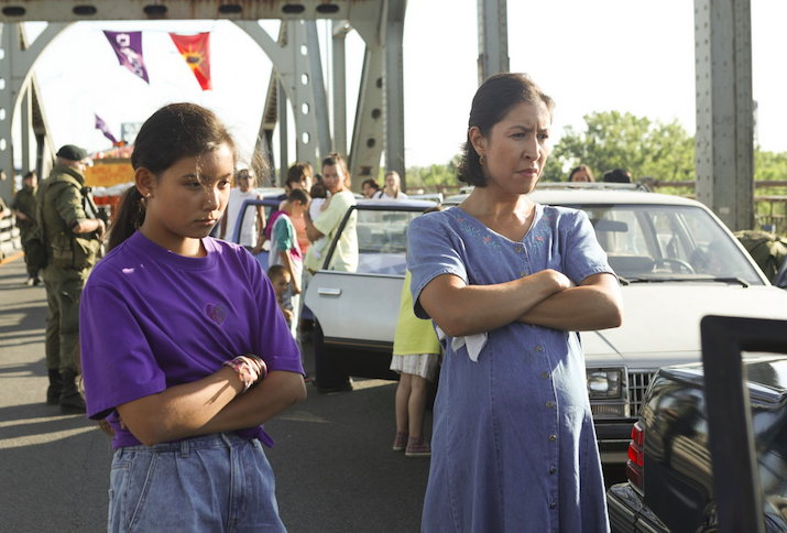 Beans (Kiawentiio) und ihre Mutter (Rainbow Dickerson)an der Protestbarrikade auf der Brücke