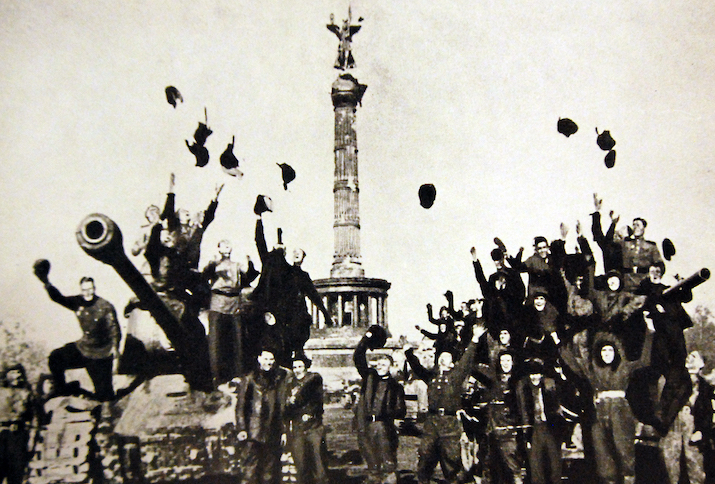 Soviet tanks soldiers before the Siegessäule in Berlin, on 2 May 1945, Foto: National Museum of the U.S. Navy, 2. September 2016, Quelle: Flickr (Public Domain Mark 1.0)