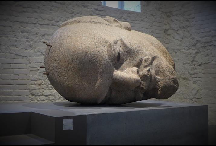 Der Kopf des Ost-Berliner Lenin-Denkmals, waagerecht aufgebahrt in der Spandauer Zitadelle