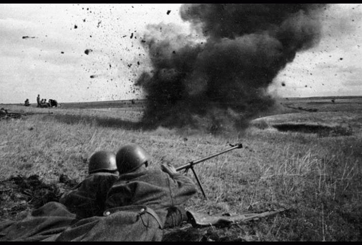  Panzerabwehrschützen schießen am Kursker Bogen. Russland, Region Kursk