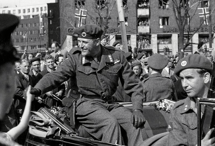 Kronprinz Olav bei seiner Rückkehr nach Norwegen, 13.05.1945; vor ihm sitzend (rechts im Bild) Max Manus