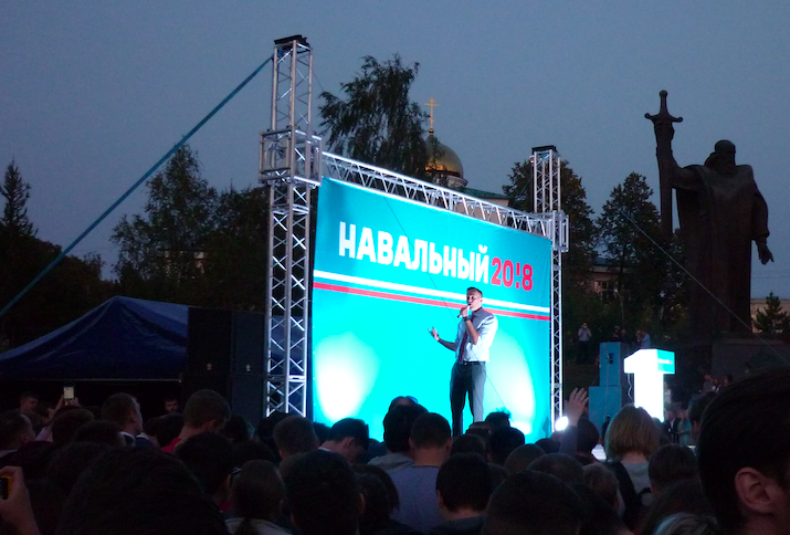 Alexei Nawalny bei einer öffentlichen Kundgebung auf der Bühne in Yekaterinburg 