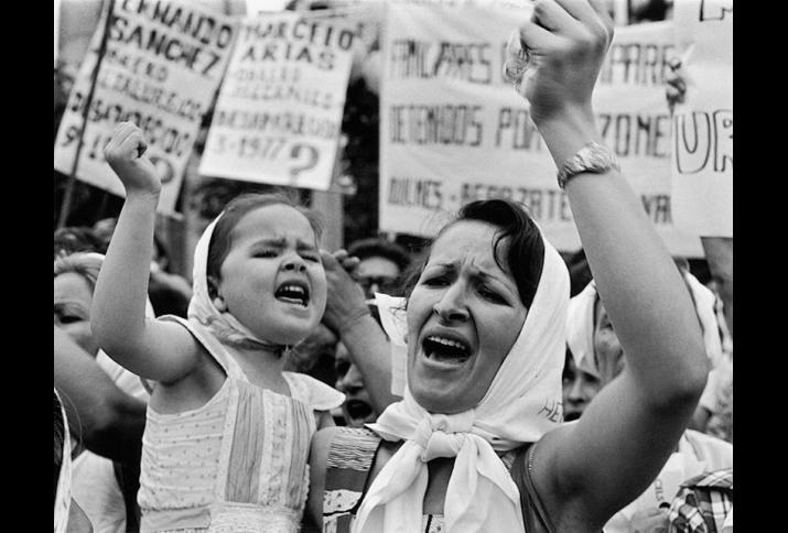 Foto: Mutter und Tochter mit weißen Kopftüchern bei Protesten auf der Plaza de Mayo, Buenos Aires, 1982.