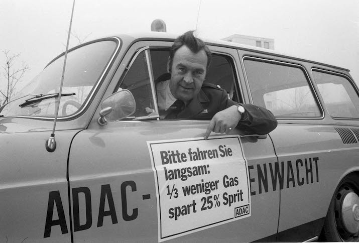 Schilder an den ADAC-Straßenwachtautos geben den Autofahrern Tipps, wie man Benzin spart, wegen der Ölkrise, November 1973