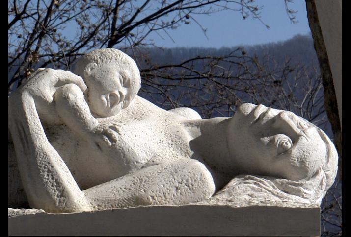 Sant' Anna di Stazzema, Skulptur Mutter und Kind (im Mahnmal)