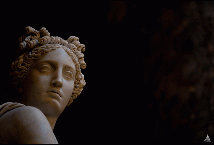 Foto einer Statue der Muse der Geschichte, Clio