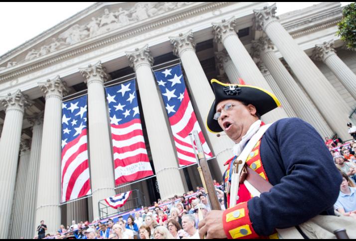       National Archives Image - 20160704-15 (28091367295).jpg Weitere Einzelheiten Revolutionary War soldier Ned Hector boos actions of the King of England during the reading of the Declaration of Independence at the National Archives in Washington, DC. N