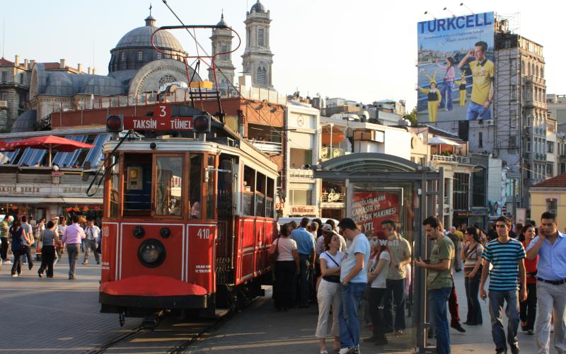 Straßenszene am Taksim-Platz in Instanbul