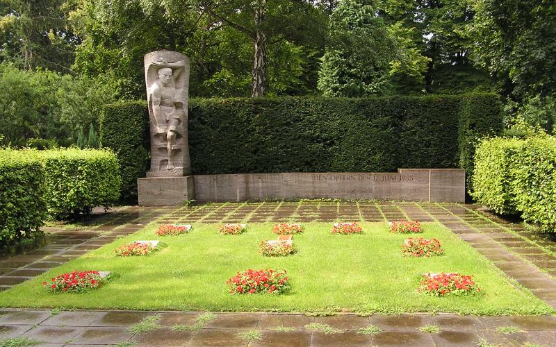 Berlin, Urnenfriedhof Seestraße, Gedenkstätte für die Opfer des 17. Juni 1953. Skulptur: Karl Wenke.