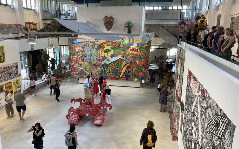 Das Hallenbad Ost während der documenta fifteen, in dem Werke des indonesischen Künstler-Kollektivs Taring Padi gezeigt werden