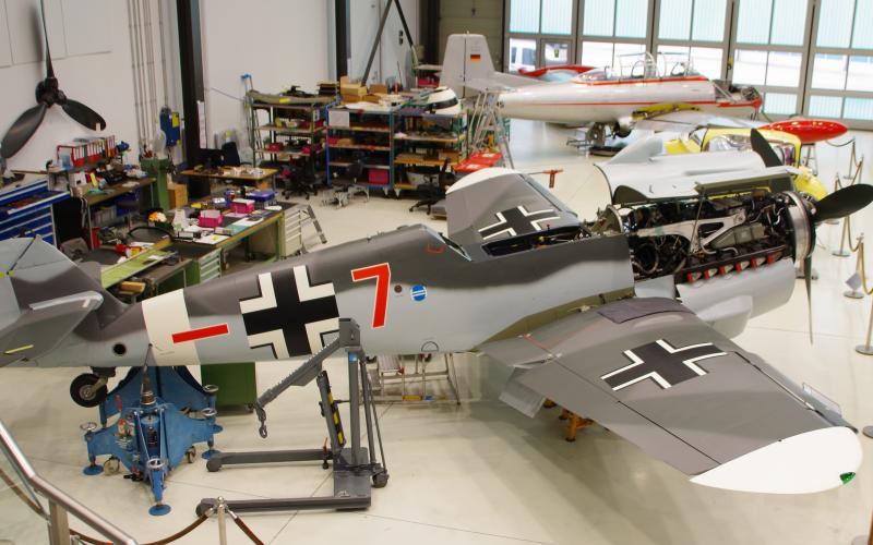Ein Jagdflugzeug vom Typ Messerschmitt Me 109 im Flugmuseum Messerschmitt (2024)