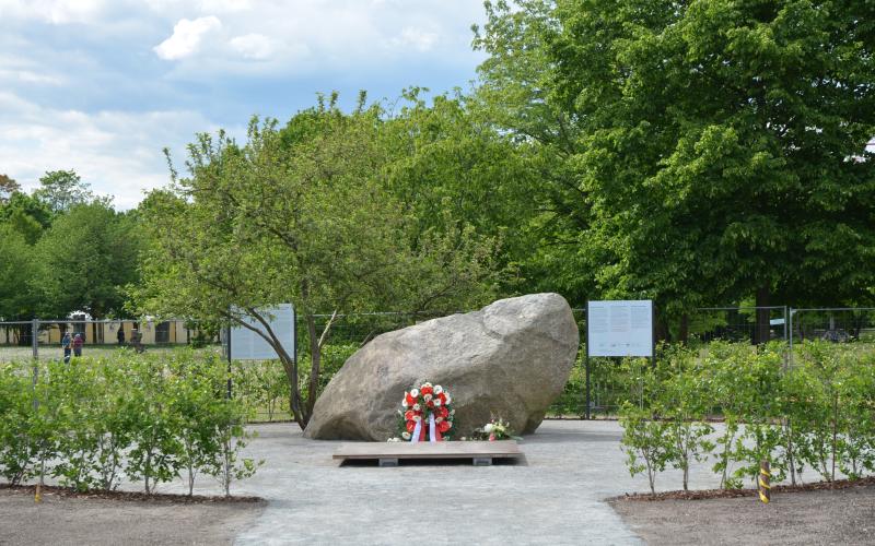 Temporärer Gedenkstein für die Opfer der deutschen Besatzung in Polen 1939-1945, aufgestellt am 16. April  2025 an der Stelle der Berliner Kroll-Oper.  Zukünftig ist ein dauerhaftes Mahnmal geplant in Verbindung mit einer Dokumentations- und Begegnungsstelle, dem bereits konzipierten Deutsch-Polnischen Haus (https://deutschpolnischeshaus.de/).