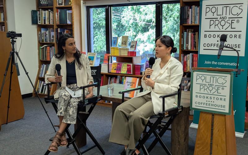 Karen Hao spricht über "Empire of AI Dreams and Nightmares in Sam Altman's OpenAI" bei Politics and Prose mit Bina Venkataraman. 