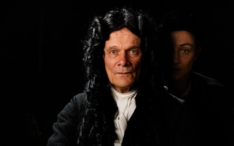 Der Unviersalgelehrte Gottfried Wilhelm Leibniz (Edgar Selge) soll von einer Künstlerin (Aenne Schwarz) porträtiert werden. (©️ Ella Knorz)