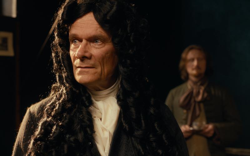 Leibniz (Edgar Selge) und Liebfried Cantor (Michael Kranz) im Hintergrund (© if... Productions, ERF Filmproduktion)