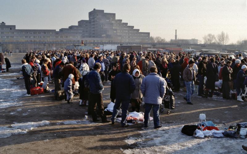Flea markets in Berlin-Kreuzberg Germany, Tilla-Durieux-Park, Polenmarkt December 1989, author: Aad van der Drift; Wikimedia Commons; CC-BY-2.0 (Bild bearbeitet).