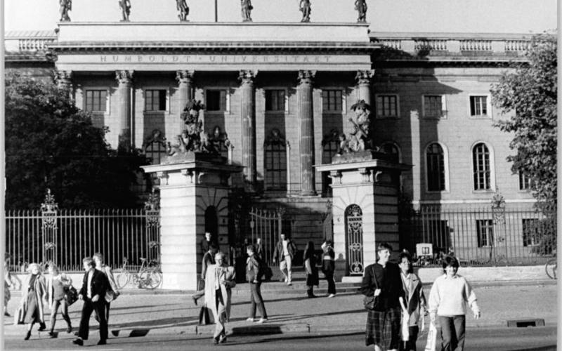 Bild vom Hauptgebäude der Humboldt-Universität zu Berlin vom 17.10.1985. Bundesarchiv, Bild 183-1985-1017-020 / CC-BY-SA 3.0