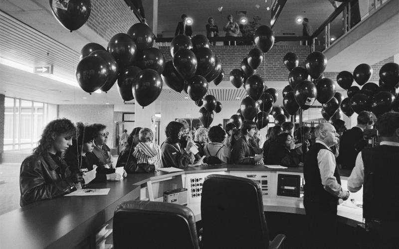  Utrecht, 26. Oktober 1984. Anlässlich des 10-jährigen Bestehens von "Blijf van mijn lijf" (Bleib mir vom Leib) erstatten Aktivistinnen bei der Polizei symbolisch Anzeige wegen Gewalt an Frauen. Diese Bewegung hatte 1974 das erste Frauenhaus in Amsterdam gegründet. Lizenz: CC BY-SA 4.0, via Wikimedia Commons.