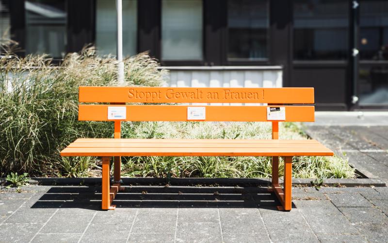 „Orange Bank gegen Gewalt an Frauen“ vor dem Haupteingang des HELIOS-Klinikums Bonn/Rhein-Sieg. Foto: Elke Wetzig (Elya), 20.07.2024. Lizenz: CC BY-SA 4.0, via Wikimedia Commons.