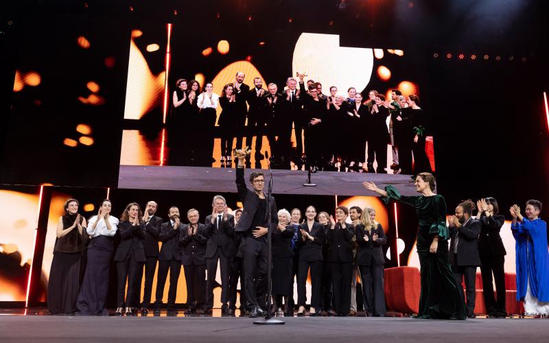 Die Gewinner des Goldenen Bären für den Besten Film 2026: Der Regisseur des Films "Gelbe Briefe", İlker Çatak, mit Produzent Ingo Fliess und dem ganzen Filmteam © Richard Hübner / Berlinale 2026
