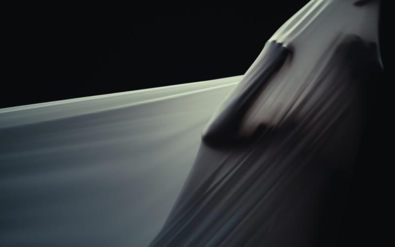 Performanceszene mit Tuch. Fassaden © Rotzfrech Cinema UG