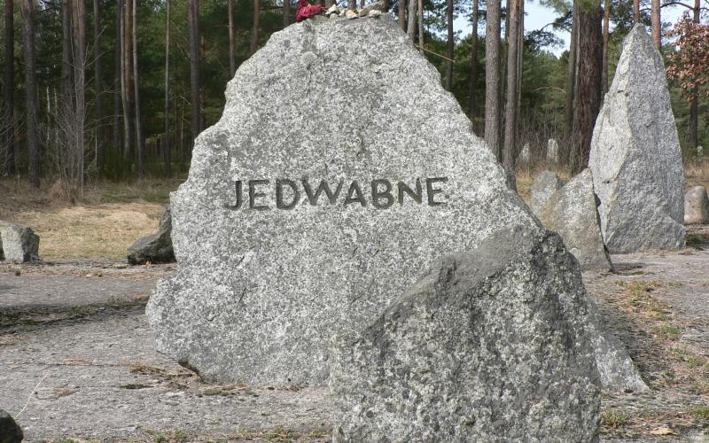 Stein mit der geschichtsverfälschenden Inschrift „Jedwabne“ auf dem Gelände des ehemaligen NS-Vernichtungslager Treblinka II. Es handelt sich um eine in Stein gemeißelte Lüge in puncto Täterschaft und den Tatort des Verbrechens. Die gesamte jüdische Gemeinschaft von Jedwabne wurde nicht von den Deutschen in Treblinka II ermordet. Foto: Katrin Stoll, 31. März 2022