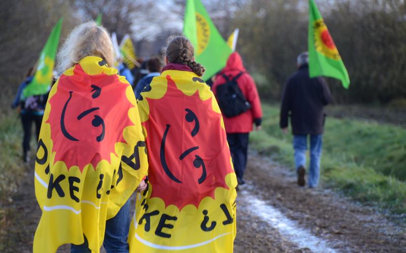 Atomkraftgegner*innen bei trübem Wetter