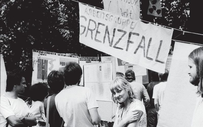 Ansicht einer Demo, eine junge Frau im Vordergrund