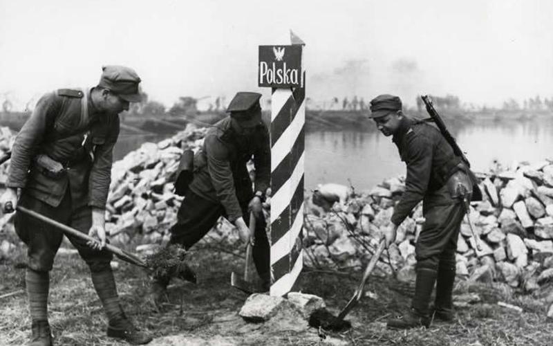 Drei Soldaten markieren 1945 die deutsch-polnische Grenze