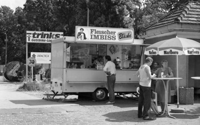 Menschen vor einem Imbisswagen