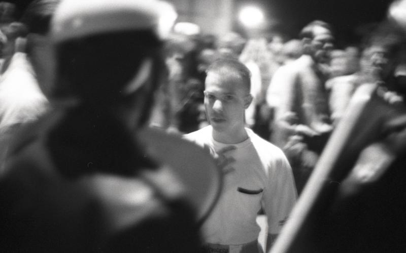 Ein rechter Jugendlicher auf Konfrontationskurs mit der Polizei während der rassistischen Ausschreitungen in Quedlinburg, September 1992.