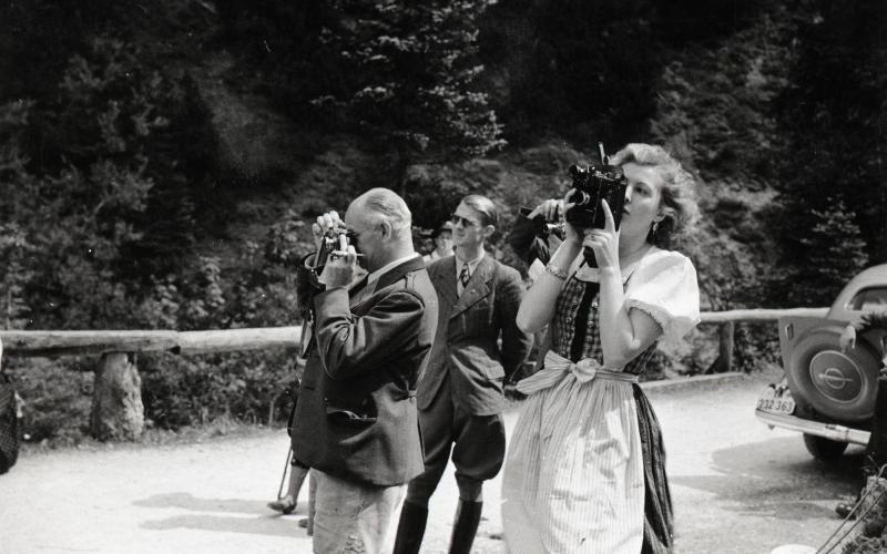 Eva Braun fotografiert, im Hintergrund Nazimänner, die ebenfalls fotografieren