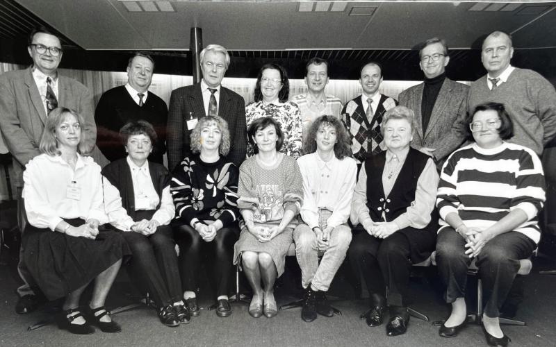 Das Bild zeigt ostdeutsche Mitarbeitende der „DAAD-Arbeitsstelle Berlin-Mitte“ (ASBM) mit dem westdeutschen Leiter des Büros (3. von links oben) auf einem Betriebsausflug in Rostock 1993. 