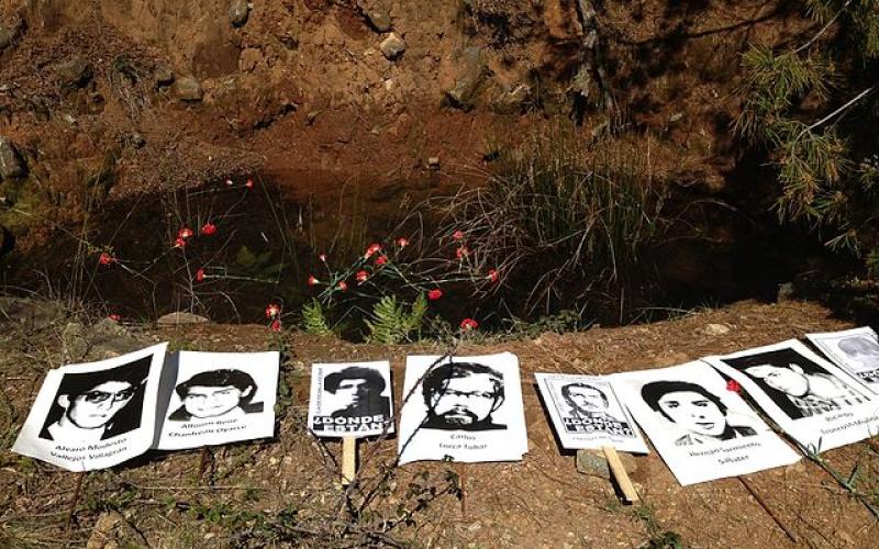 Das Grab der in der Colognia Dignidad während der Pinochet-Diktatur Gefolterten und Getöteten. Die Grabstelle wurde von der chilenischen Justiz bestätigt. Foto: Zazil-Ha Tronso, 12.September 2015 Wikimedia Commons, CC BY-SA 4.0