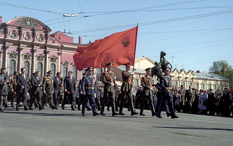 © RIA Novosti archive, image #807990 / Alexey Koksharov / CC-BY-SA 3.0. Titel: Participants of rally at Anichkov Bridge on Victory Day, 9 May 1998.