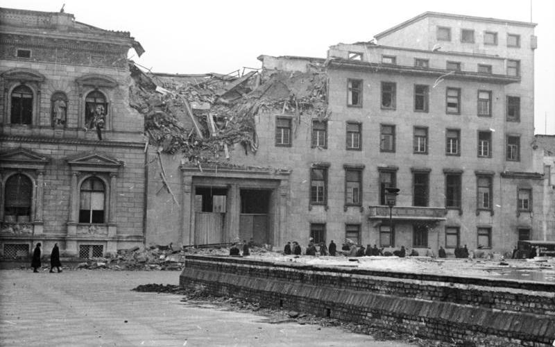 ADN-ZB/Archiv II. Weltkrieg 1939-45 Bombenschäden in Berlin durch alliierte Luftangriffe 1945: Wirkung einer Sprengbombe in der Front zum Wilhelmplatz der Neuen Reichskanzlei. (Aufnahme entstand vor dem 22.3.1945)