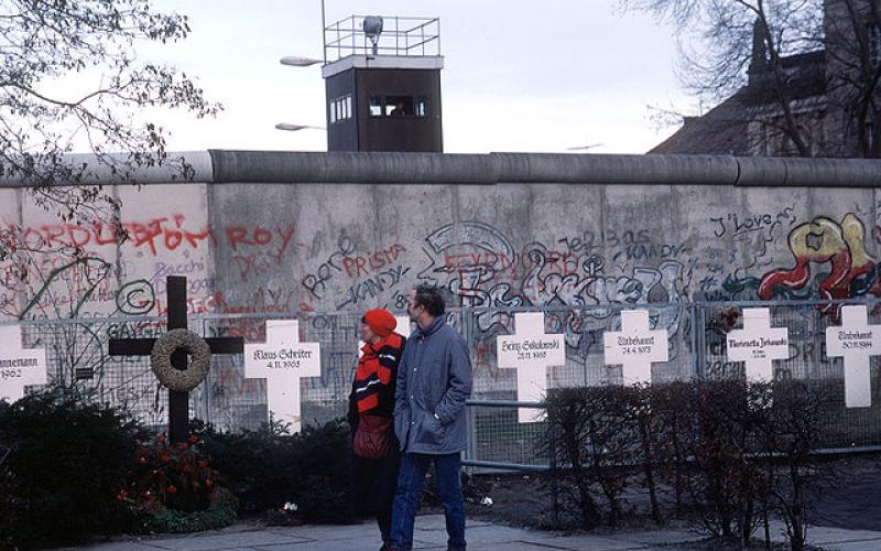Symbolische Grabkreuze gedenken im Januar 1990 an die Opfer, die versucht haben über die Berliner Mauer in den Westen zu flüchten.