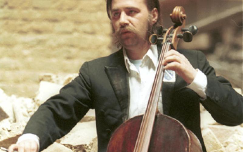 Vedran Smajlović, der Cellist von Sarajevo in der zerstörten Nationalbibliothek, Sarajevo 1992 (Foto: Mikhail Evstafiev)