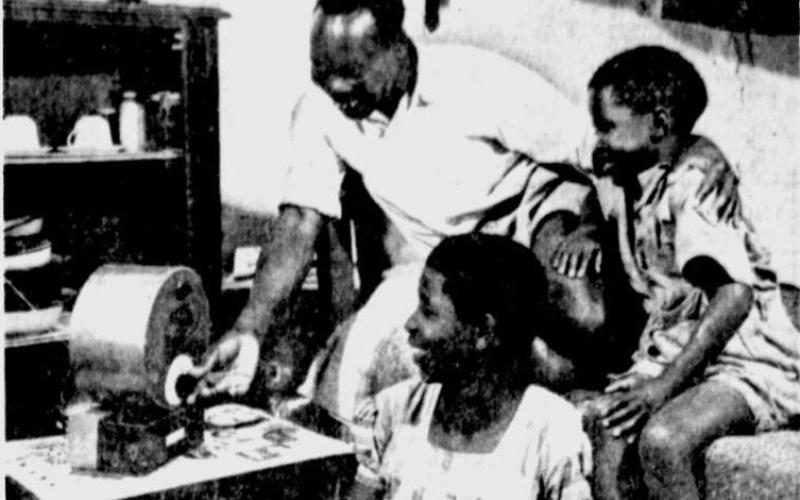 © The Milwaukee Journal Green Sheet, 2 March 1962, p.1. Titel: Saucepan Radio in the Bush
