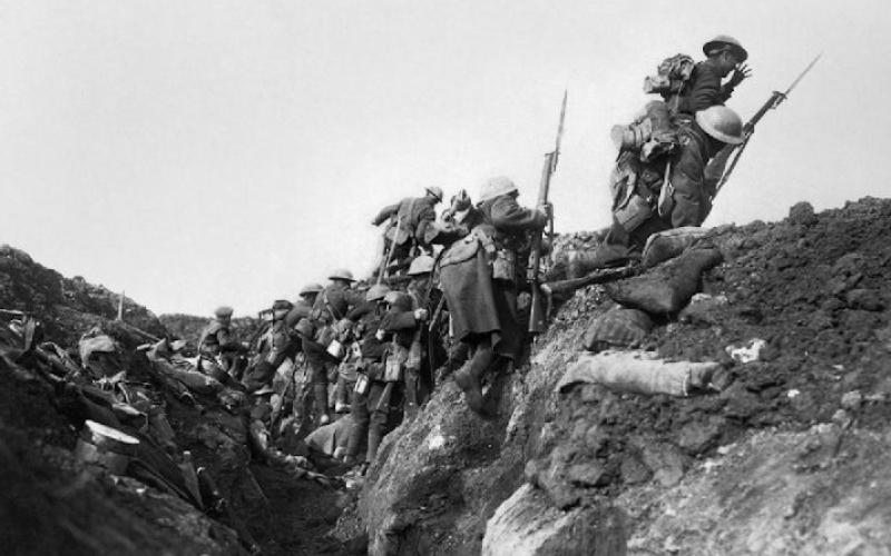 Zu Beginn der Schlacht an der Somme 1916 sollen britische Truppen den Graben verlassen haben. Das Foto wurde jedoch während einer Übungseinheit von Ivor Castle aufgenommen.