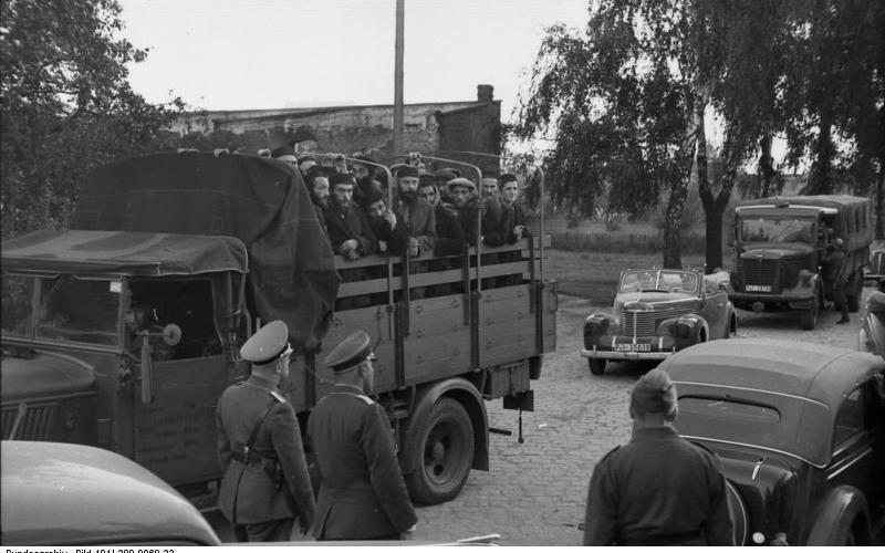  Transport verhafteter Juden auf einem LKW unter Bewachung von Polizei und Sicherheitsdienst. © Bundesarchiv, Bild 101I-380-0069-33 / Lifta / CC-BY-SA 3.0