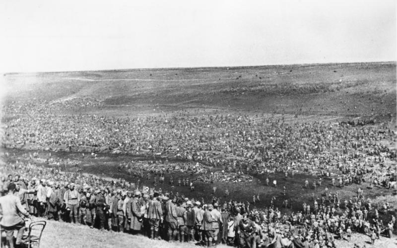 Sowjetische Kriegsgefangene im Lager Bundesachiv Bild 183-B21845, PK-Aufnahme, Kriegsberichter Wahner, 13.8.1942 | CC-BY-SA 3.0