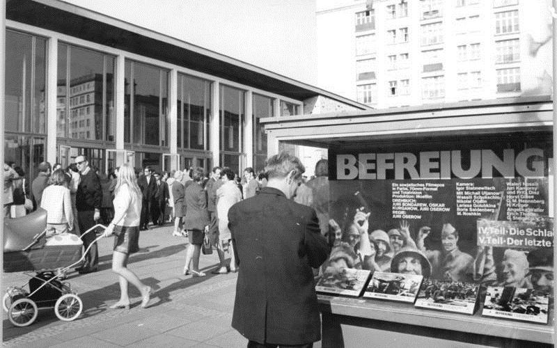 © Joachim Spremberg, Bundesarchiv, Bild 183-L0508-0031 / CC-BY-SA. Titel: Berlin, Karl-Marx-Allee, Kino "International", 1972